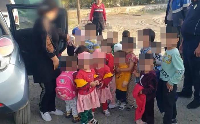 alpklnctr's tweet photo. Günlerdir söylüyorum ve bu olayın ucu Türkiye'ye çok ağır patlayacak.

Kaybolan çocuklar, sahile vuran uzuvları eksik cesetler; hala kimseden hiçbir açıklama yok, sürekli üstü kapanacak şekilde gündem değişiyor.

Geçen günlerde Özbekistan'da 25 çocuğu taşıyan sürücü, şüpheli hareketlerinden dolayı gözaltına alındı.

Sorgulanma sonucunda çocukların cinsel amaçlar, organ toplama ve adrenochrome amacıyla satılacağını itiraf etti.