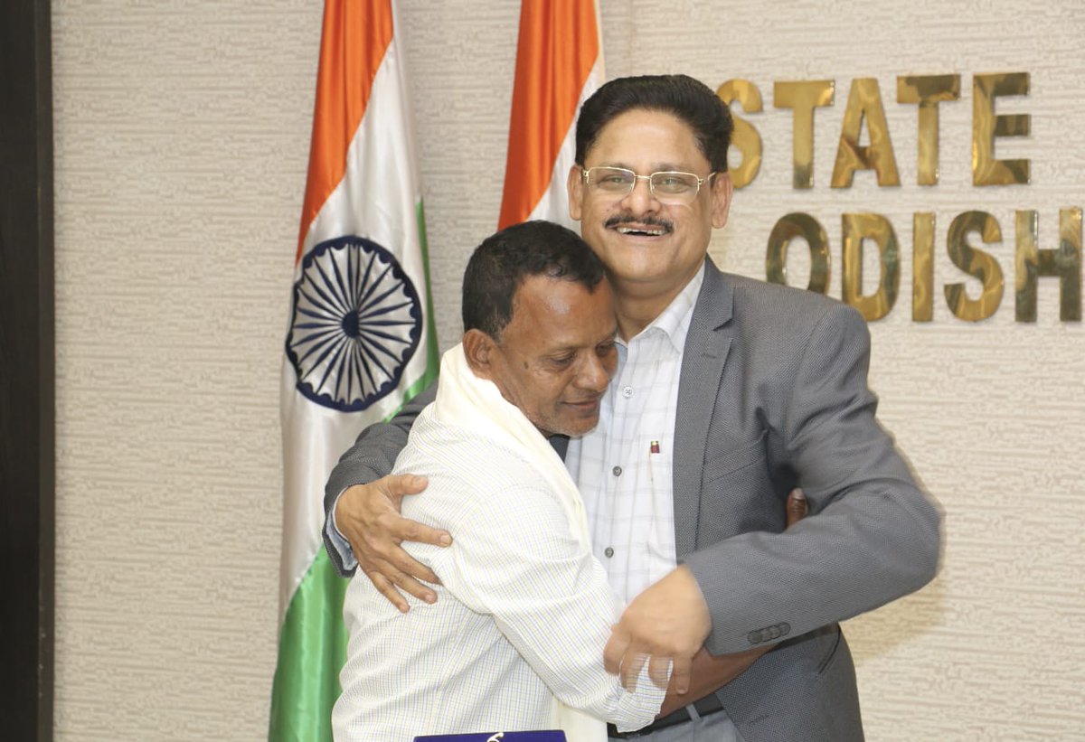 Odisha Police (@odisha_police) on Twitter photo Shri Dhani Naik, Sweeper, State Police Hdqrs., Cuttack retired from service on 31.01.2024. <a href="/DGPOdisha/">DGP, Odisha</a> felicitated him for his dedication and commitment to service. We wish him all the best for his journey ahead. Shri Dhani Naik, Sweeper, State Police Hdqrs., Cuttack retired from service on 31.01.2024. <a href="/DGPOdisha/">DGP, Odisha</a> felicitated him for his dedication and commitment to service. We wish him all the best for his journey ahead.