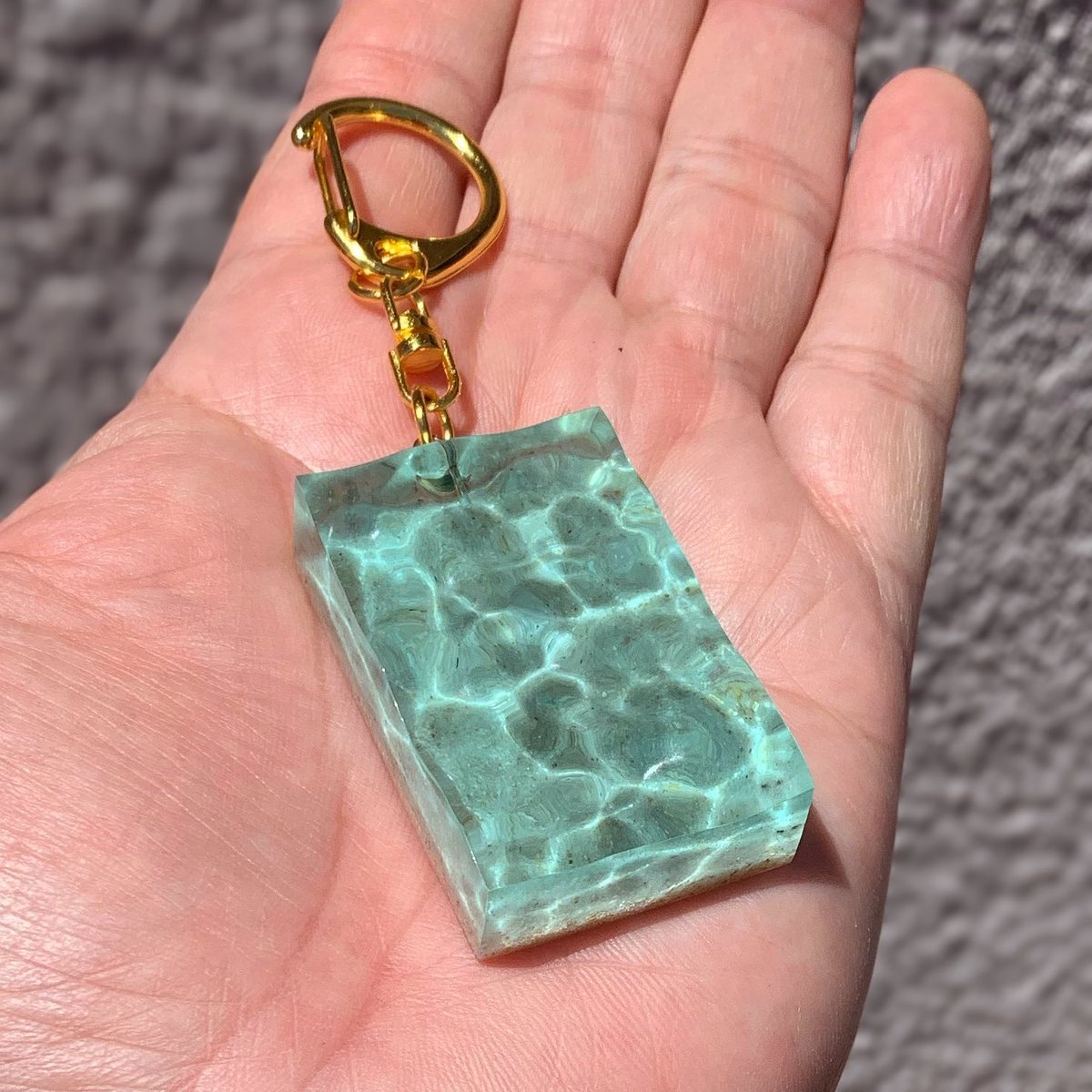 craftDAVID5's tweet photo. 以前にも書きましたが左のような綺麗な水面の海底への映り込みを表現するには、海底にあたる“砂“が大切でした。右は本物の砂に、珊瑚の粉等、色々ブレンドして独自の配合でブレンド砂を作っています。これが、本物のような綺麗な水面の映り込みを作り出しています。 https://t.co/zJItqGhbJN