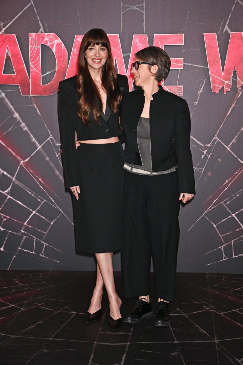 DJNewsBRA's tweet photo. 31.01 l Novas fotos da Dakota com Tahar Rahim e a diretora S. J. Clarkson no Photocall de ‘Madame Web’ no Hotel Claridge’s em Londres. https://t.co/1LrYqZ8X3U