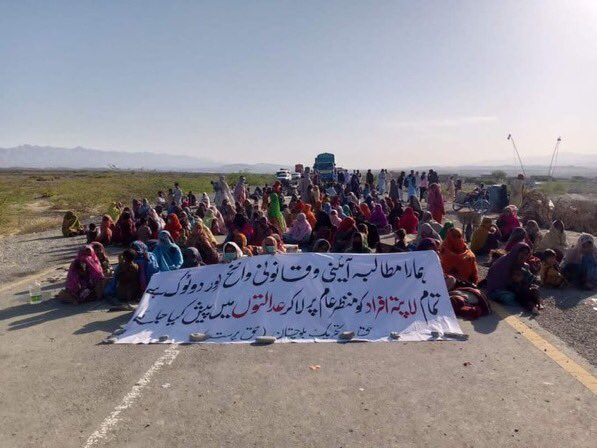 SeemaBalochh's tweet photo. لاپتہ افراد کا مسئلہ جب تک جڑ سے حل نہیں ہوتا تب تک مختلف صورتوں میں لوگ اپنے لواحقین کے لئے نکلتے جائیں گے اور نکلنا بھی چائیے کیوں کہ اپنے پیاروں کی بازیابی کے لئے نکلنا حق اور فرض دونوں ہے۔
پچھلے دنوں سے واحد بخش، محبوب یا ڈیرہ بگٹی سے کئی لوگ اغوا نما گرفتاری کا شکار ہوئے ہیں https://t.co/ufudAEeG3Y