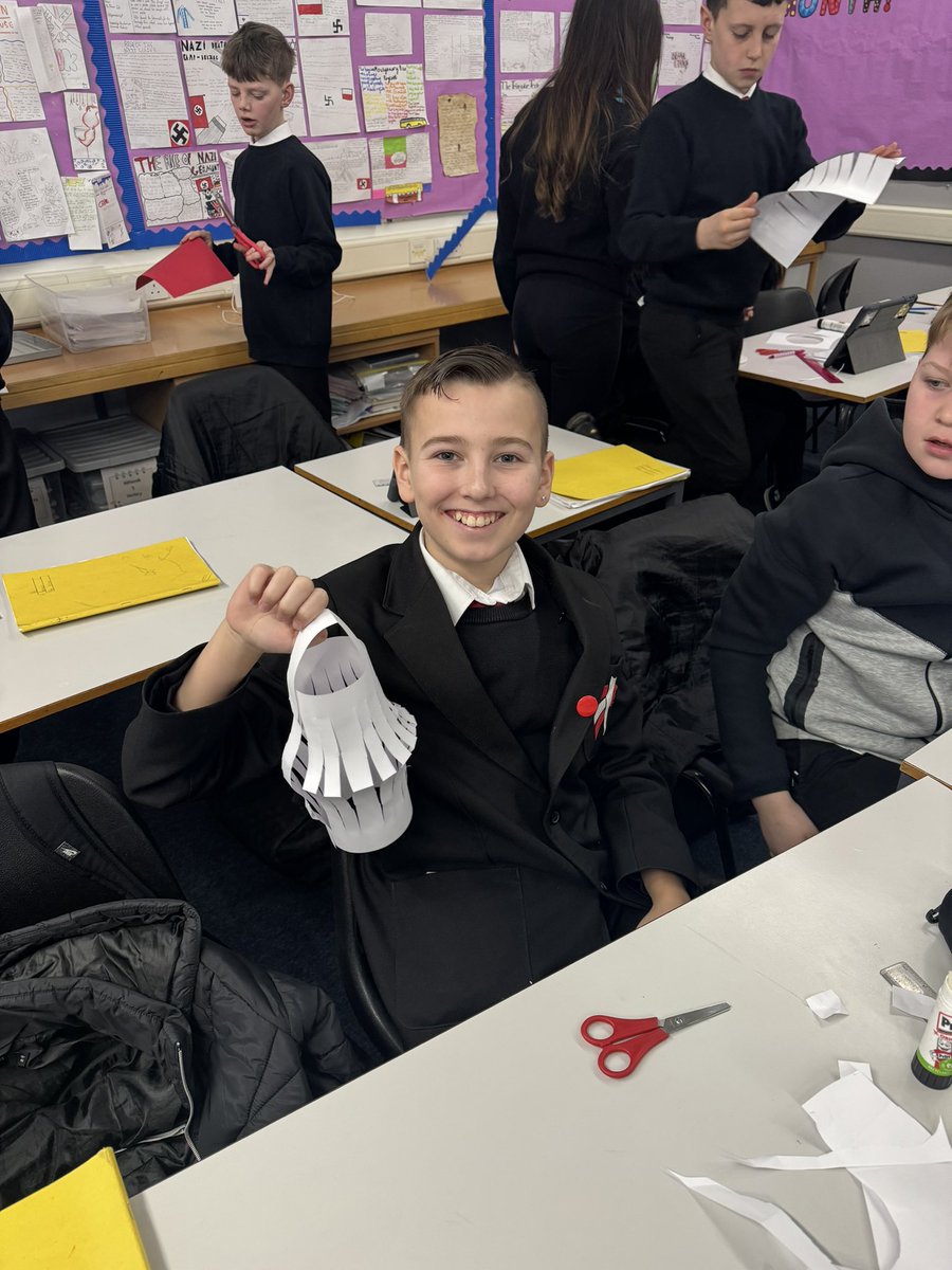 MissGrahamMS's tweet photo. S1 showing off their amazing paper cranes &amp; lanterns today✨⭐️ #article28 #RRS #BraesCreativity https://t.co/UcJCwFbYKu