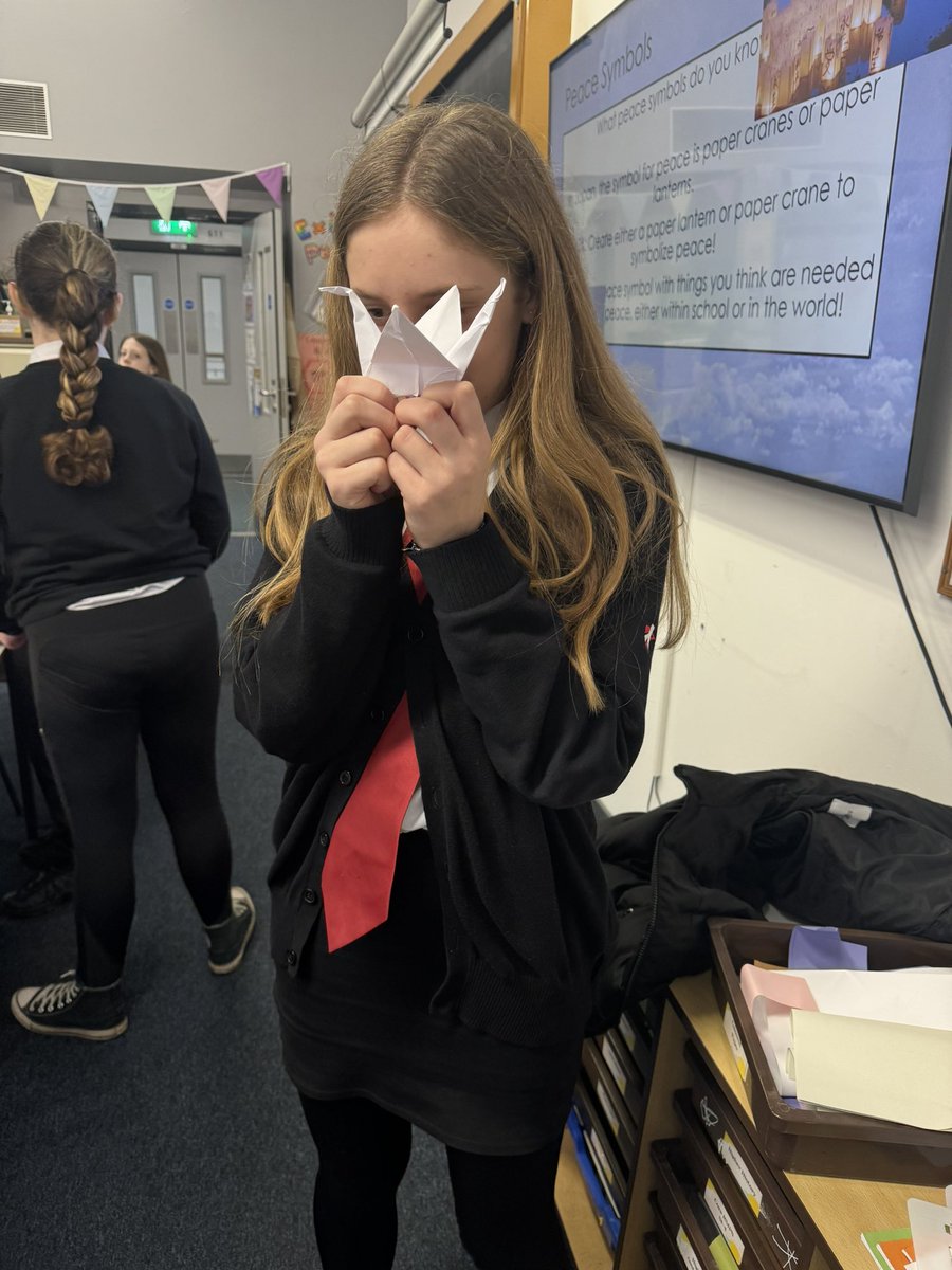 MissGrahamMS's tweet photo. S1 showing off their amazing paper cranes &amp; lanterns today✨⭐️ #article28 #RRS #BraesCreativity https://t.co/UcJCwFbYKu