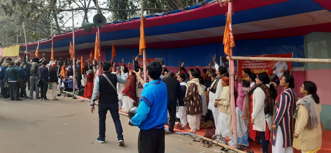 Yss_Bihar's tweet photo. पटना में आज उमड़ी विशाल जनमेदनी, आवाज़ की बुलंद 

निर्दोष Sant Shri Asharamji Bapu पर पिछले एक दशक से अधिक समय से हो रहे अन्याय के विरूद्ध आज शहर के हिन्दू संगठनों एवं साधकों ने अपना आक्रोश जताया और शीघ्रातिशीघ्र न्याय एवं संतश्री के उचित उपचार की माँग की। 

फोटो/वीडियो संलग्न है https://t.co/Wny9Hy7maH