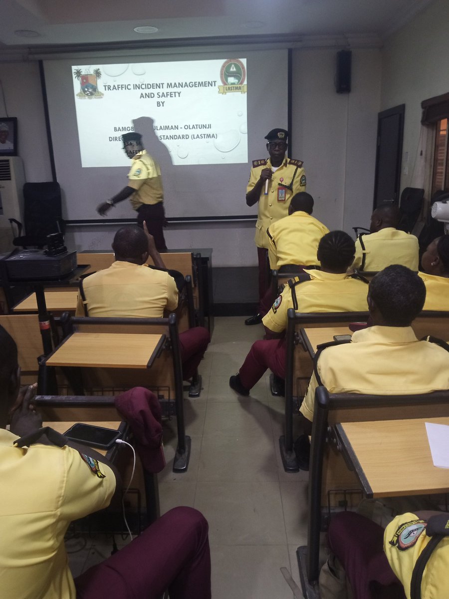 followlastma's tweet photo. #HappeningNow
#TrainingDay3
#LASTMATraining
#TrafficIncidentMgt&Safety
Mr. Bamgbasa Sulaiman; Director Traffic Safety and Standards, taking the Officers on: Traffic Incident Management and Safety. https://t.co/SXEOVce3MO
