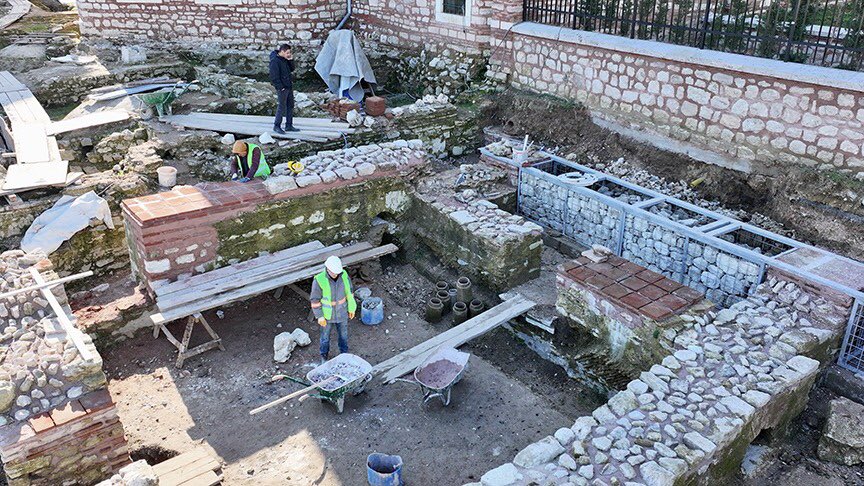 İstanbul Fatih'te bulunan 13. yüzyılda yaptırılan ve 16. yüzyılda camiye çevrilen tarihi Fethiye Camii'nin çevresindeki kazı çalışmalarında sona gelindi. Genel Müdürlüğümüz tarafından restore edilen Fethiye Camii'nin önündeki kazı alanı, bu yıl arkeopark olarak hizmete girecek.