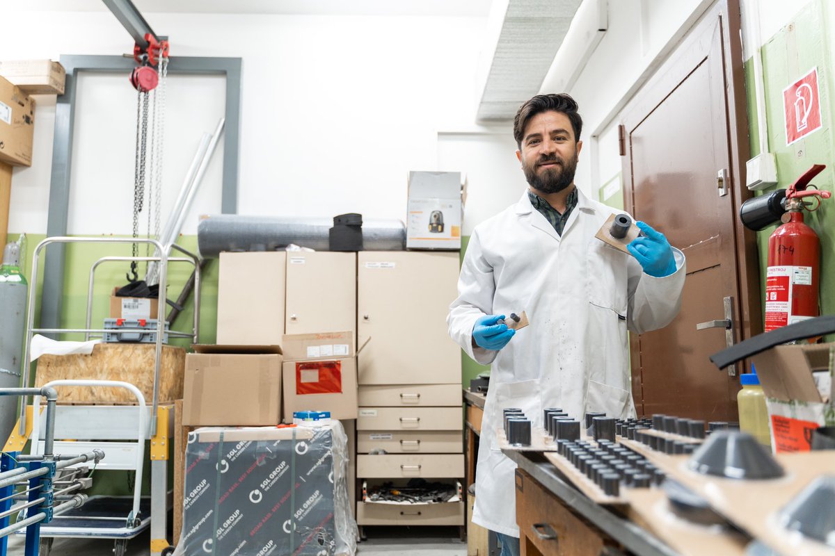 Ceramic engineering is a multibillion-dollar industry. Naser Hosseini is developing novel ceramic materials that can withstand extreme environments at ultra-high temperature. ♨️ uniba.sk/spravodajsky-p…