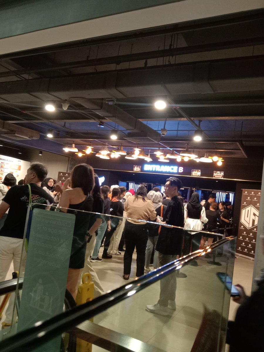 Ryeo_LtPrincess's tweet photo. Enjoy the show @sapphireSaf 

#THEROSEinKL
#DAWNTODUSKinKL https://t.co/UBUyylSuDQ