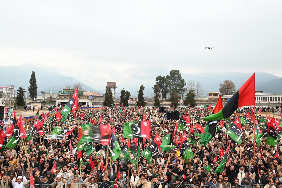 BBhuttoZardari's tweet photo. The people of Malakand want a Pakistan where their government is more concerned about their progress than in perpetrating a vicious cycle of political victimisation. Inshallah if I am elected Prime Minister I will start a process of reconciliation so we can bury the old politics of revenge, divisiveness and hatred.  The people deserve a government focused on ending poverty, unemployment, and inflation. Vote teer on 8th February and put an end to old politics, and for a better tomorrow for all Pakistanis  #چنو_نئی_سوچ_کو