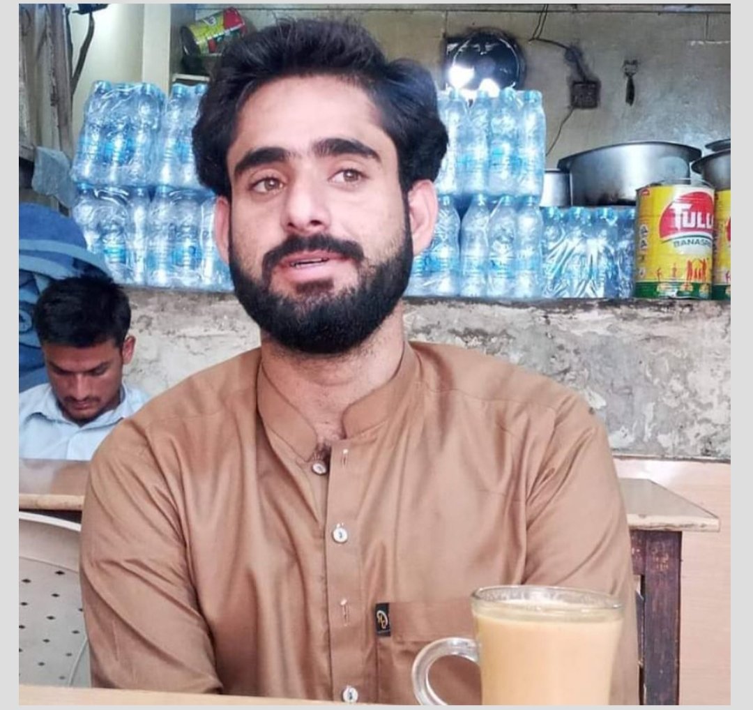 لسبیلہ یونیورسٹی کا اسٹوڈنٹ محبوب بلوچ کو آج سفر کے دوران پسنی بدوک کے چیک پوسٹ سے فورسز نے جبری طور پر بس سے اُتار کر لاپتہ کیا, یاد رہے محبوب بلوچ اور دیگر اسٹوڈنٹس چھٹی کے لئے گھر جارہے تھے۔اس وقت بدوک کے مقام احتجاجاً روڈ کو بلاک کیا گیا ہے۔

#ReleaseMehboobBaloch