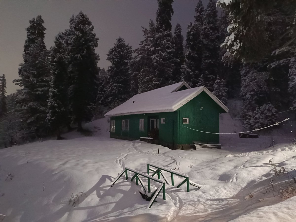 JandKTourism's tweet photo. Hello snow! 🌨️🌨️
Some visuals of the snowfall from across the valley. 
#snow #winter #mountains #skiing #Gulmarg #sonamarg #pahalgam #dodhpathri #yusmarg #gurez #snowfall #travel #JammuKashmir 
@diprjk https://t.co/OSkgmOz80Z