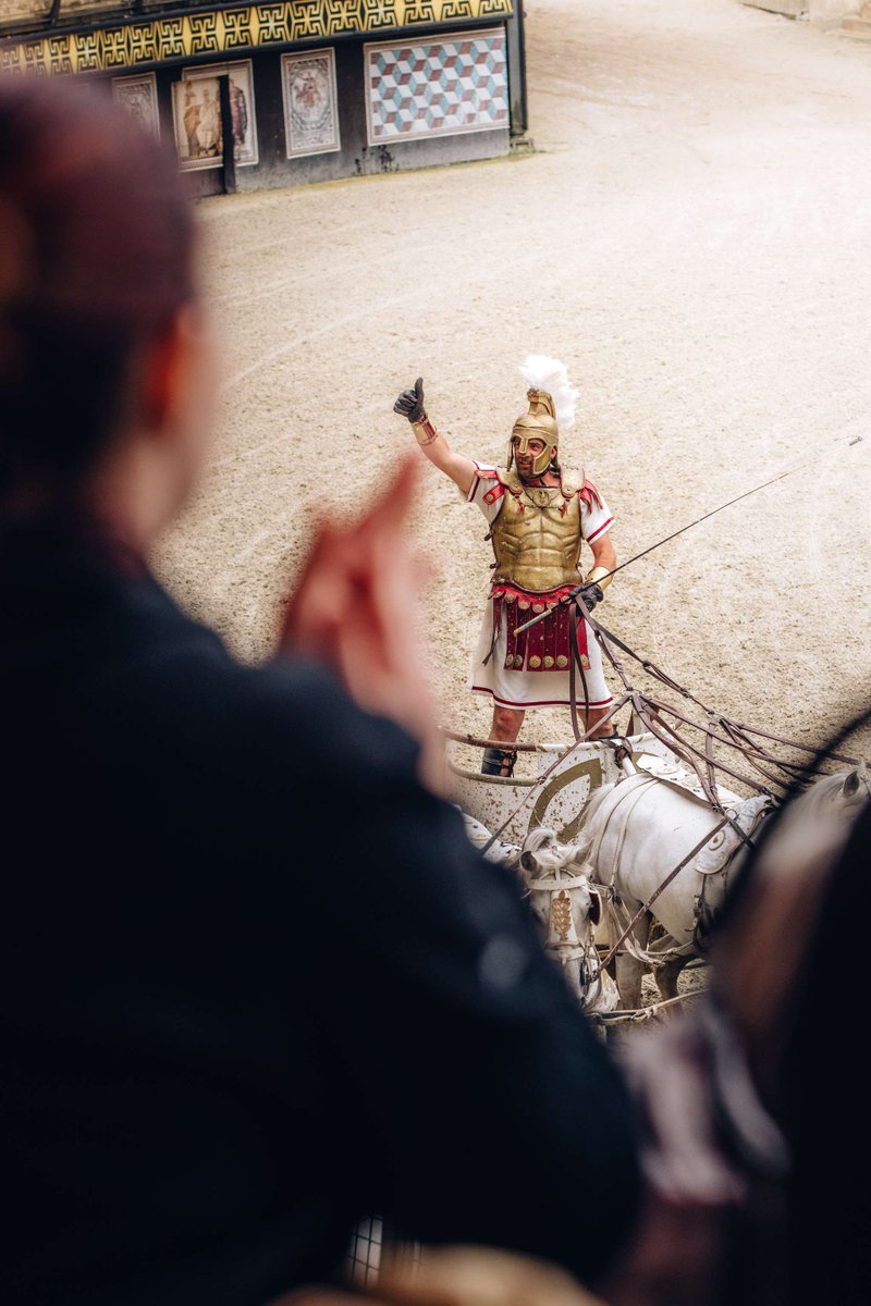 PuyduFou's tweet photo. "Alors levez-vous et mettez vos pouces en haut !"
Aujourd'hui, vous êtes plutôt 👍ou 👎?
©Arthur Aumond
#SigneduTriomphe #PuyduFou #Romain https://t.co/t8PWiH3KrS