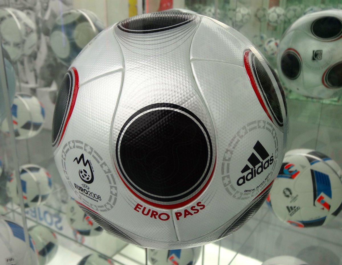 gece rüyama euro 2008 topu girdi. çocuklarla mahallede pazar kurup bu topu almıştık. hissedebildiğimiz değerli anlar, yeri dolmaz anılar olarak kalmış. mutluluğu eskisi gibi yakalamak zor. harbiden eskiler güzelmiş. yaşlanıyor muyuz? yoksa “süpergüçler” dünyayı mı kötüleştiriyor.