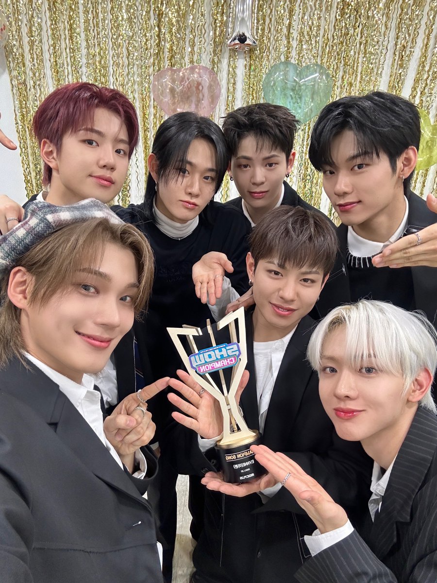 EVNNE_official's tweet photo. [📸]
240131
MBC M #쇼챔피언

1월의 마지막에 우리 이븐이들에게 찾아온 1등 🏆
엔브 너무 고맙고 사랑해 ❣️ 
이븐엔브 2월도 꼭 붙어있자 🥰

#EVNNE #이븐  #Un_SEEN #UGLY https://t.co/72EnGobvrv