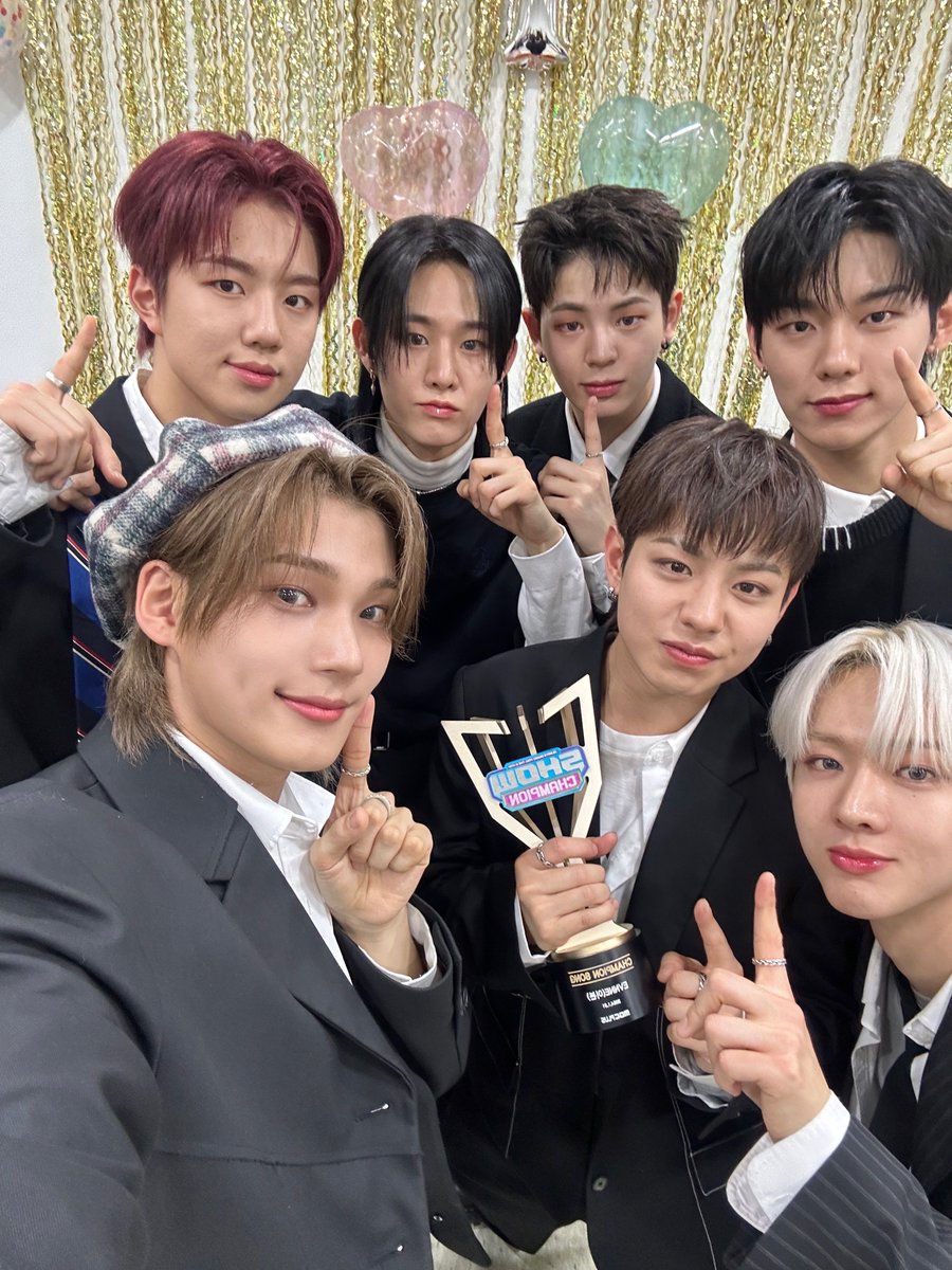 EVNNE_official's tweet photo. [📸]
240131
MBC M #쇼챔피언

1월의 마지막에 우리 이븐이들에게 찾아온 1등 🏆
엔브 너무 고맙고 사랑해 ❣️ 
이븐엔브 2월도 꼭 붙어있자 🥰

#EVNNE #이븐  #Un_SEEN #UGLY https://t.co/72EnGobvrv