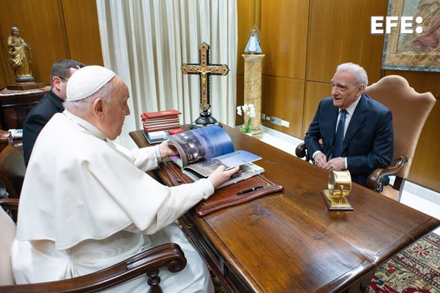 EFEnoticias's tweet photo. El papa se reunió con el director de cine Martin Scorsese, que prepara una película sobre Jesús. https://t.co/t3iLQxO5yp