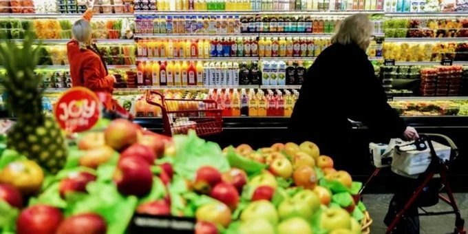 U.S. consumer confidence hits highest level since Dec. 2021