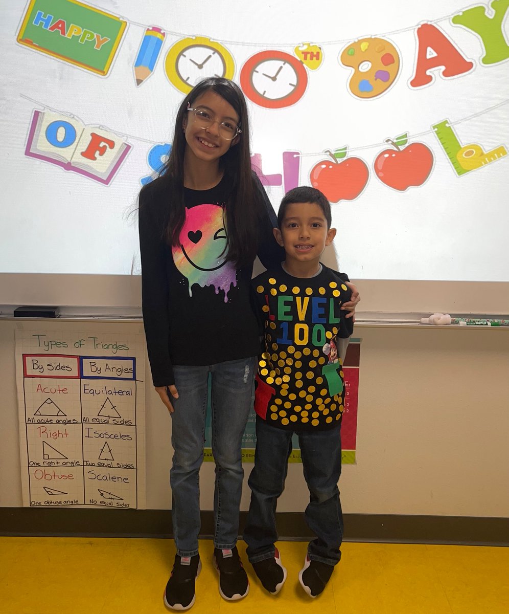LDominguez_17's tweet photo. This year is flying by... 🏫💜💙✏️ Level 100 https://t.co/gefvy8tfQv
