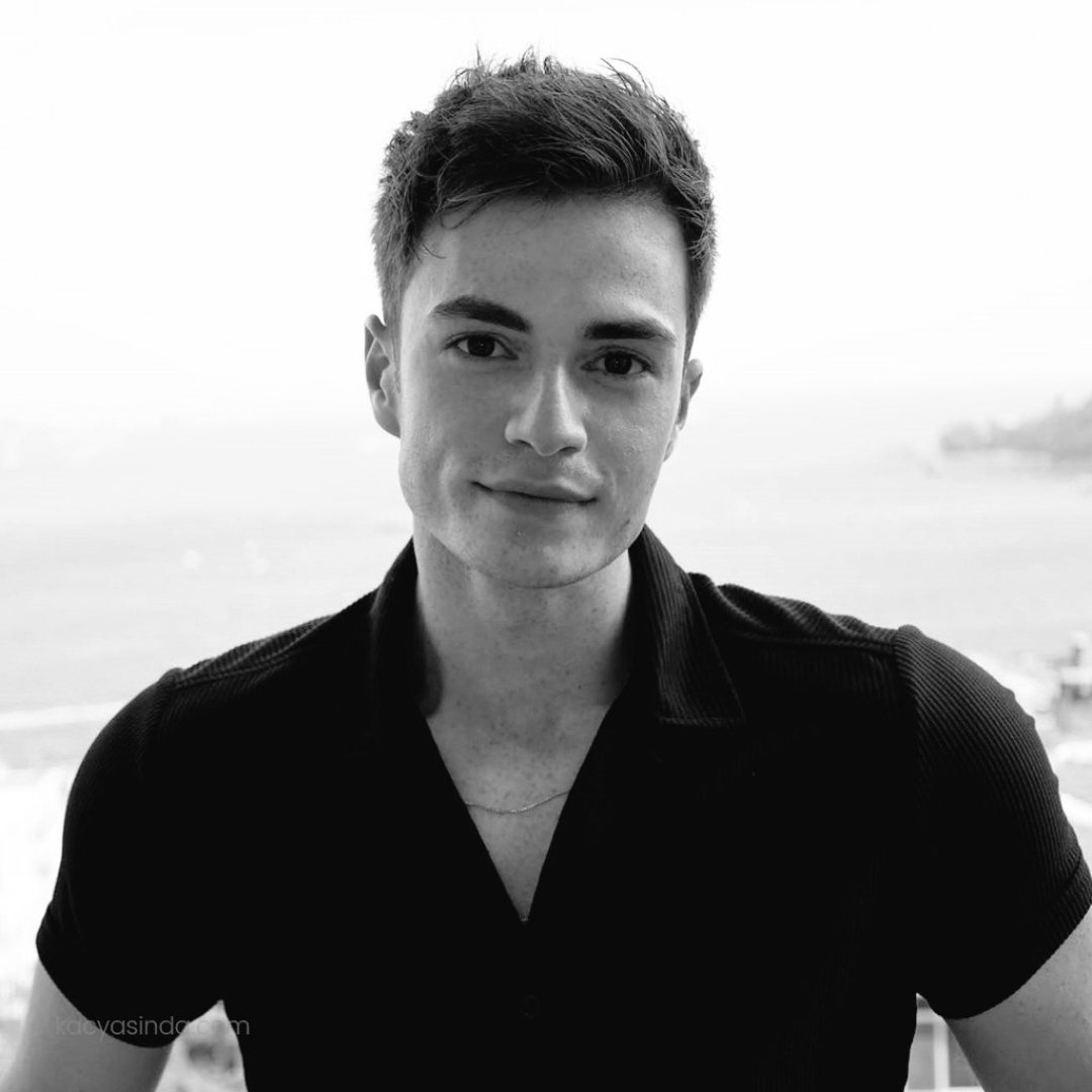 #ÜnlülerinKariyerKartı

(Part 10)
Ad-Soyad:#RecepUsta
Doğum Tarihi: 2 Kasım 1997
Doğum Yeri: İstanbul 
Kariyere başlangıç:  2018\#Şahsiyet\
Devam Eden projeler: #Kardeşlerim