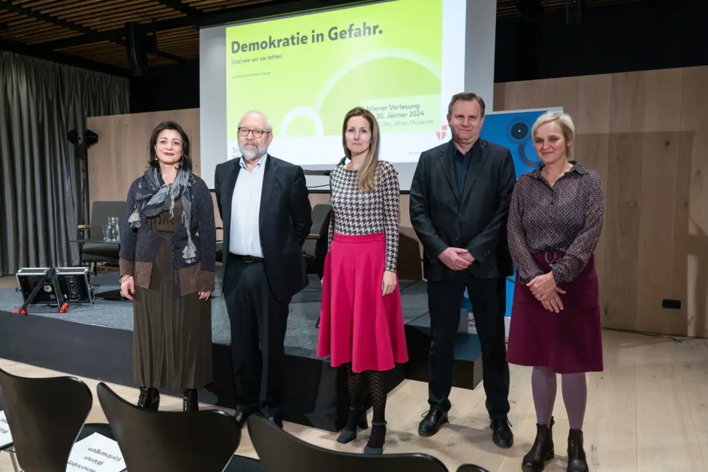 Nachschau zu Vortrag und Diskussion gibt's auf der Seite <a href="/wienbibliothek/">Wienbibliothek im Rathaus</a>: youtube.com/live/VTuYrKX48… und <a href="/Wien24/">W24</a> w24.at/Sendungen-A-Z/… Foto: Paul Pibernig / Wienbibliothek im Rathaus