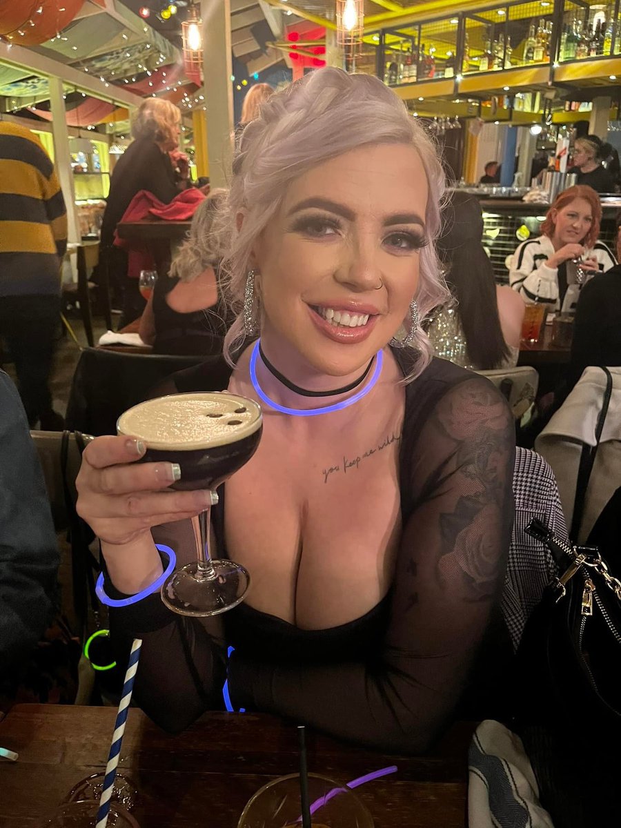 LisaMeows's tweet image. Fantastic school night drinks last night! Now to get a fight sorted ASAP because it’s been too long! #catfight #letsfight #bored