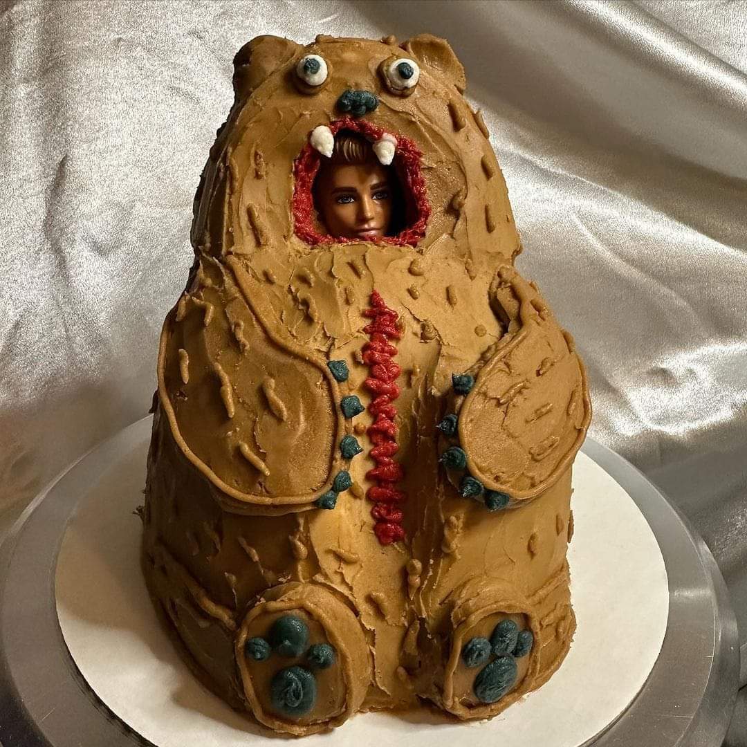MissMaimePeas's tweet photo. I need this Midsommar birthday cake 🤣🤣

#FilmTwitter #HorrorMovies https://t.co/KH6cjPq65U
