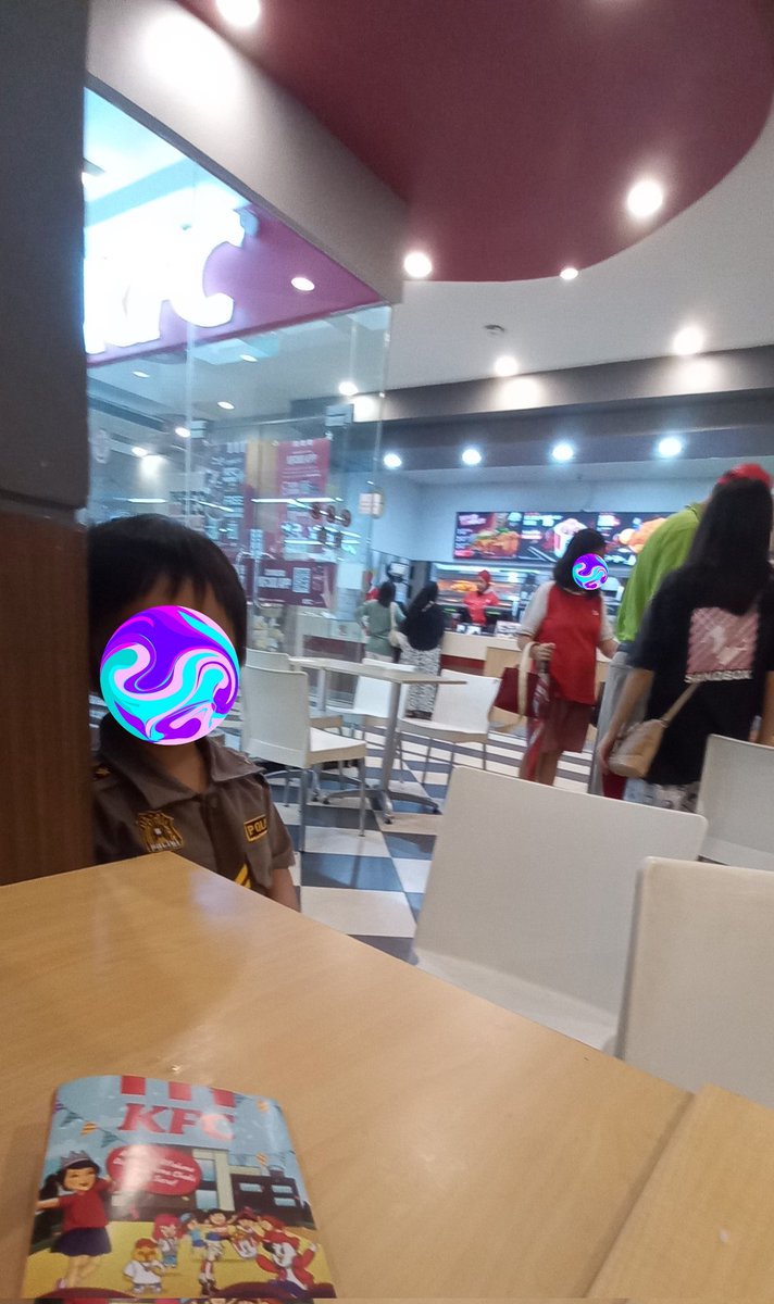 brigithanr's tweet photo. (..) uang 20.000 nah disitu saya baru sadar (bego) lah kok aku sampe habis 71 ya dan saya liag lagi di tray kfc nya ternyata TANPA STRUK pula https://t.co/KHsIJFwQBs