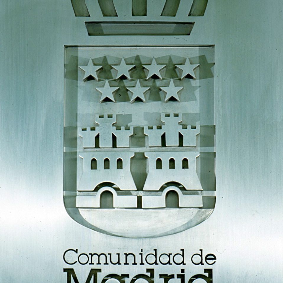 Hoy se cumplen 40 años del primer izado de la bandera de la Comunidad de Madrid. #SantiagoAmón #CruzNovillo tienda.cruznovillo.com/es/logos/527-p…