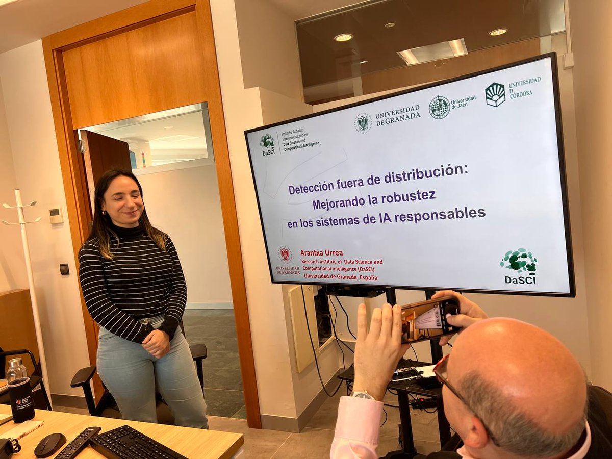 Tras la charla de Paco, nuestra compañera <a href="/ArantxaUrrea/">Arantxa Urrea</a> ofrece otra sobre "Detección fuera de distribución: Mejorando la robusted en los sistemas de IA responsables"