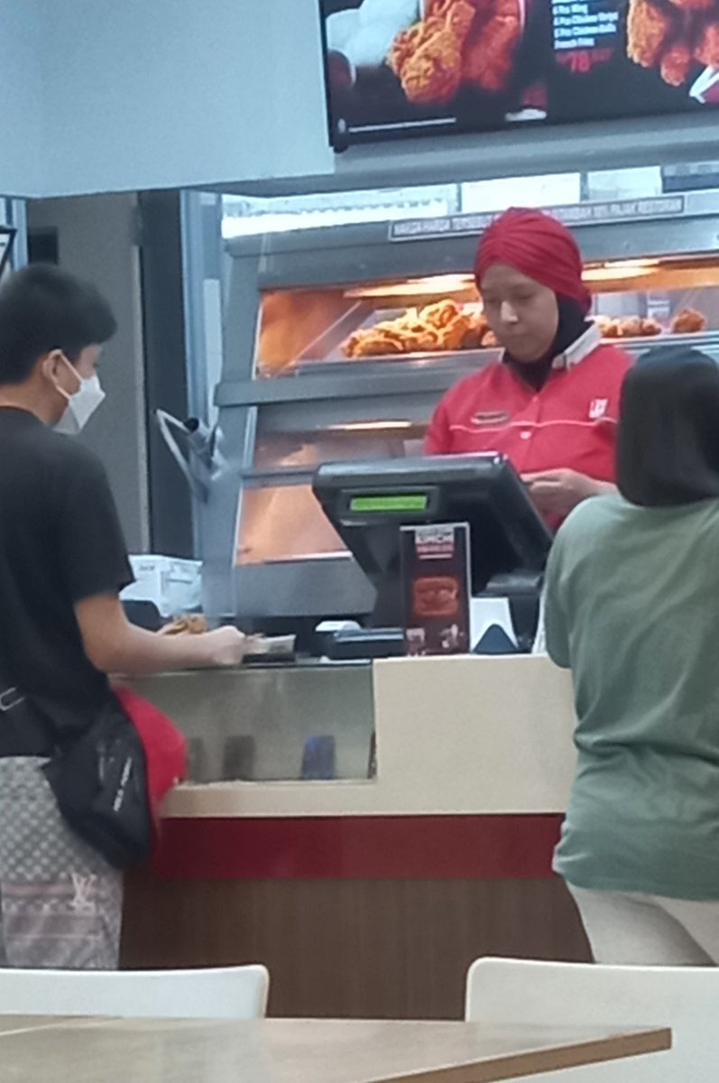 brigithanr's tweet photo. inisiatiflah saya download kfc apps dan taraaaa aku kasi takeaway &amp; dinein 
hellow beda 3-5K/ pelanggan sehari brapa pelanggan, bisa kali sebulan kebeli tuh gerai kaepci 🤗😭 @KFCINDONESIA @kfc 
muka ibunya terlampir maaf bukan mematikan rejeki org lebih ke gedek ama KEBOHONGAN!! https://t.co/m0LfjYC2nT