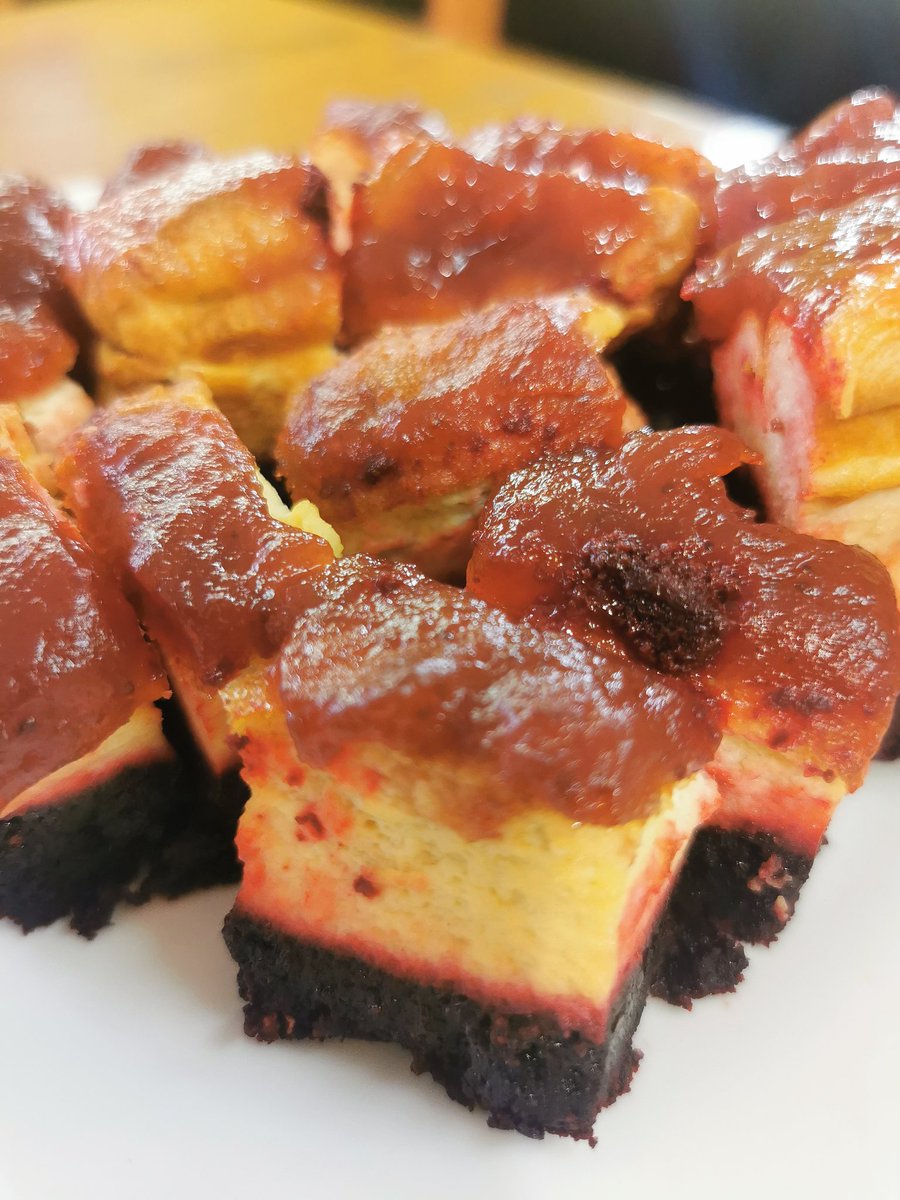 LilileGonzalez's tweet image. Hoy es mi cumple y p/ celebrar, degustación de red velvet brownie cheesecake en el local 🎉
Hecho x su propia dueña #Repostera 🤭
49 años, 2 hijos ejemplares, 17 de matrimonio espectacular y 8 de apertura de @AlmacenCeliaco
Gracias a la vida y a los q siempre están y a mi lado 🎉