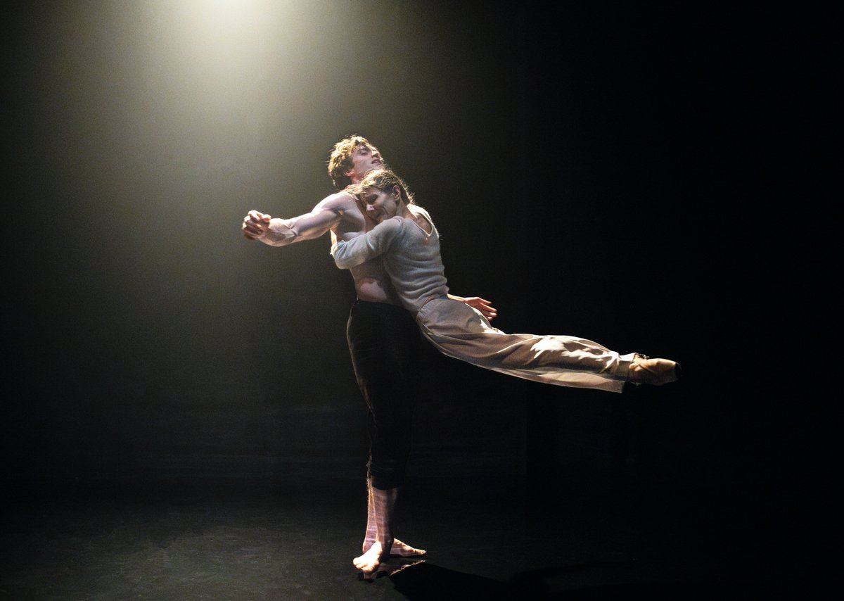 DWarnerUstinov's tweet photo. Delighted to share these stunning images of Alina Cojocaru, Matthew Ball, Kristen McNally, Tommy Franzen in Kim Brandstrup’s METAMORPHOSES.
Last few tickets remaining for tonight's performance at 7pm. 🎟️➡️ https://t.co/96GH7yPrKq https://t.co/Q7QCOWaAw4