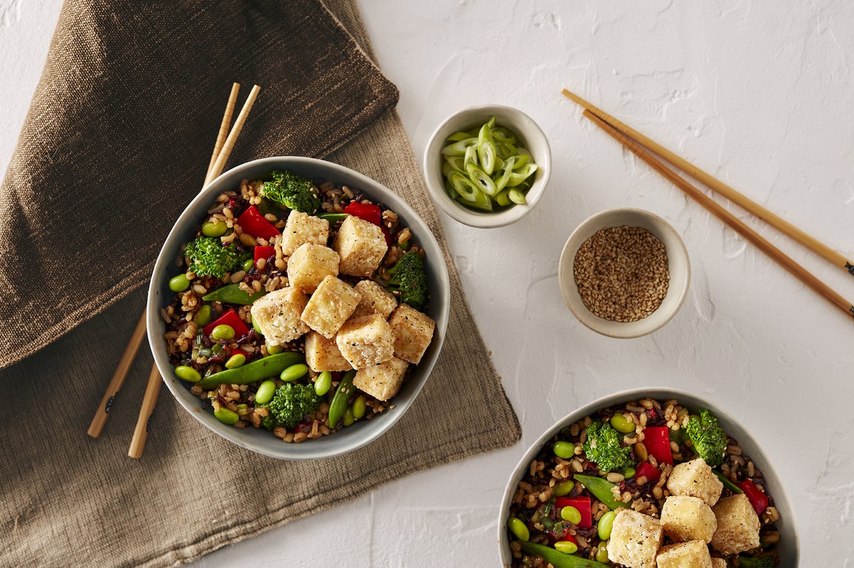 Try pairing our Korean Veg and Grains with crispy tofu and enjoy and enjoy a bowl that's big on flavour💥 Head to the link in our bio for the recipe #pokebowl #quicklunch #newproduct