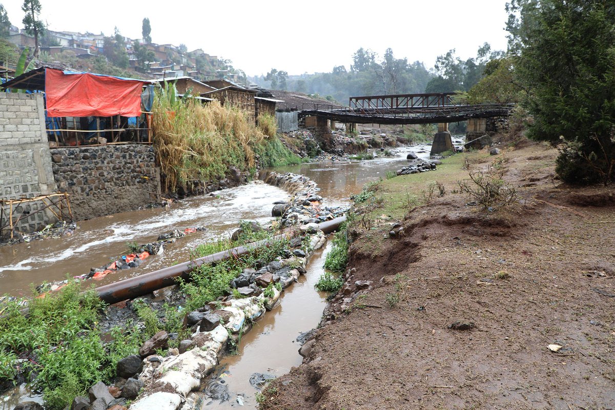 NEW PAPER📢 Despite being severely polluted the Akaki River is utilised for multiple purposes, resulting in risks to both human and #ecosystem #health. In this paper Hub authors recommend policy actions to tackle the issue ⬇️ bit.ly/pollution-chal… @WLRC_AAU @EngineeringNCL