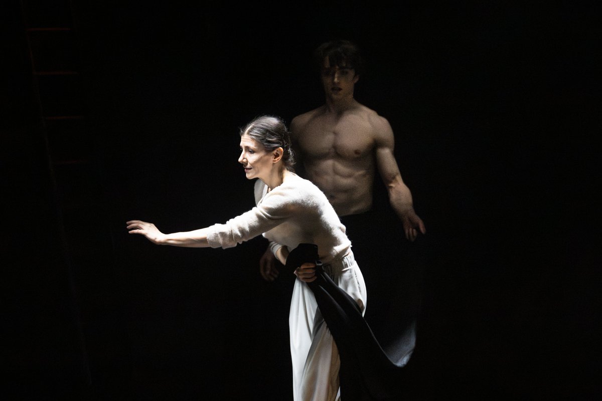 DWarnerUstinov's tweet photo. Delighted to share these stunning images of Alina Cojocaru, Matthew Ball, Kristen McNally, Tommy Franzen in Kim Brandstrup’s METAMORPHOSES.
Last few tickets remaining for tonight's performance at 7pm. 🎟️➡️ https://t.co/96GH7yPrKq https://t.co/Q7QCOWaAw4