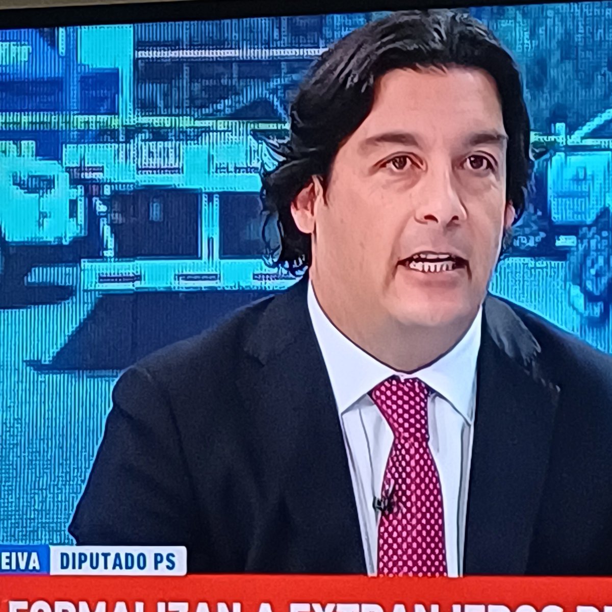 Y este wn, cuándo trabaja?? Se lo pasa de matinal en matinal, haciendo de "opinólogo" de la contingencia, comentando crímenes y delincuencia mientras toma café... ANDA A TRABAJAR MIERDA, PA ESO TE PAGAMOS🤬🤬🤬 #neme #oladecalor #mega #muchogusto #politicosbastardos