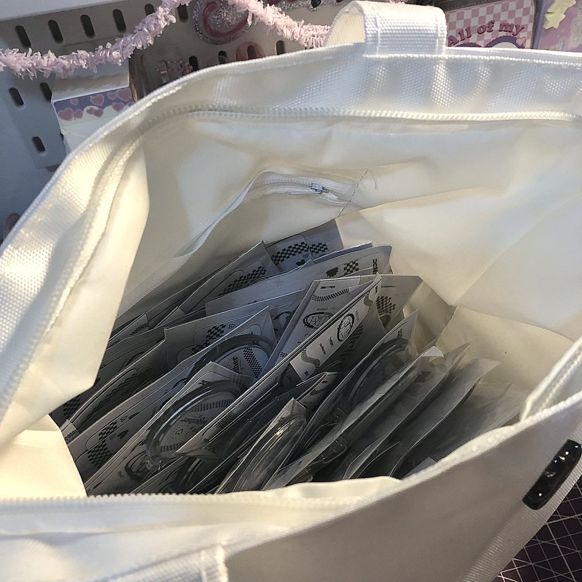 feicartznluv's tweet photo. guyz if nakita nyo itong tote bag with badtz-maru pin ako na yun :p

pls lapitan nyo ako sobrang mahiyain me 😭

see yeeewwww :D https://t.co/sjXuYonSUV