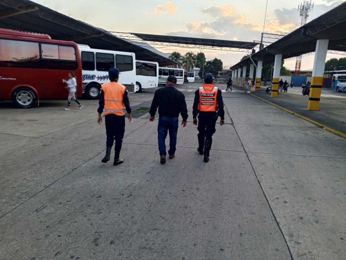 terminaljfr's tweet photo. #31ene Desde el terminal de La Victoria, funcionarios INTT inspección y control y @PNBVzla en supervisión diaria del transporte público. Garantizado una movilidad vial segura.
#inttcontigo
#viajeseguro https://t.co/qja4u9XlLk