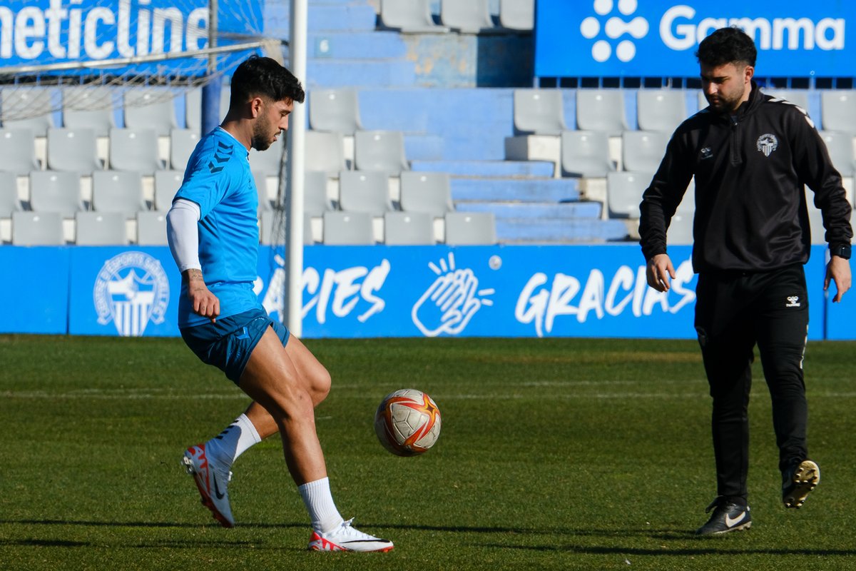 💪🏻 𝑪𝒂𝒅𝒂 𝒅𝒊𝒂 𝒎𝒆́𝒔 𝒂 𝒑𝒓𝒐𝒑!

⚽️ <a href="/gomezcastro_/">Gomez</a> ja treballa sobre la gespa i amb pilota

#EscollimElSabadell