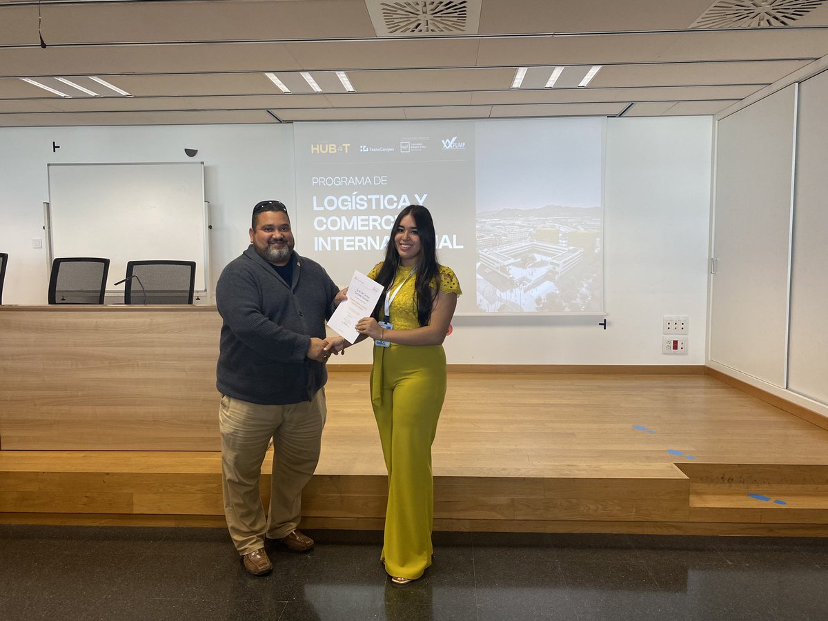 HUB4TecnoCampus's tweet photo. @TecnoCampus @AreaEmpresa @BytemasterSA Los estudiantes de la fundación APLIMP Panamá 🇵🇦 ponen fin al programa con la recogida de sus diplomas🎓 que acreditan la formación enfocada de #Logística y #ComercioInternacional 🚢 en formato #InternationalProgram 🌎 de @TecnoCampus. 

¡Enhorabuena🥳! https://t.co/Vw0gfBbJQU
