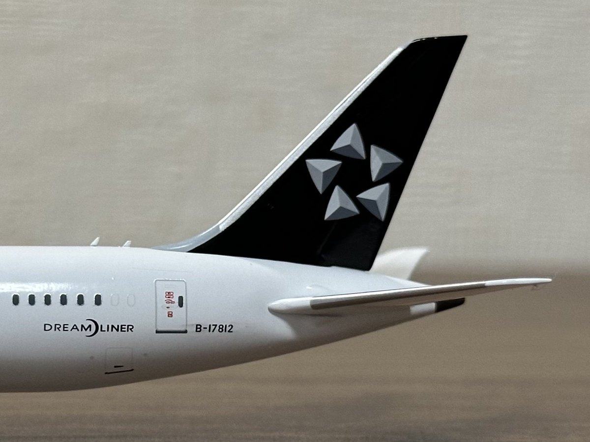 koumei_1993NEXT's tweet photo. しごおわ。
帰宅。ただいま。
一昨日に購入したスタアラ塗装のB787-10🛩
ここでは昨夜とは別の角度からのもの📷
GEnx-1Bエンジンのメーカーロゴは細かく再現されていて良きですね😊
#buynow
#飛行機
#B78710
#B787
#Dreamliner
#EVAAIR
#STARALLIANCE
#NGmodel
#エバー航空
#飛行機好きと繋がりたい https://t.co/noiTsgbCAS