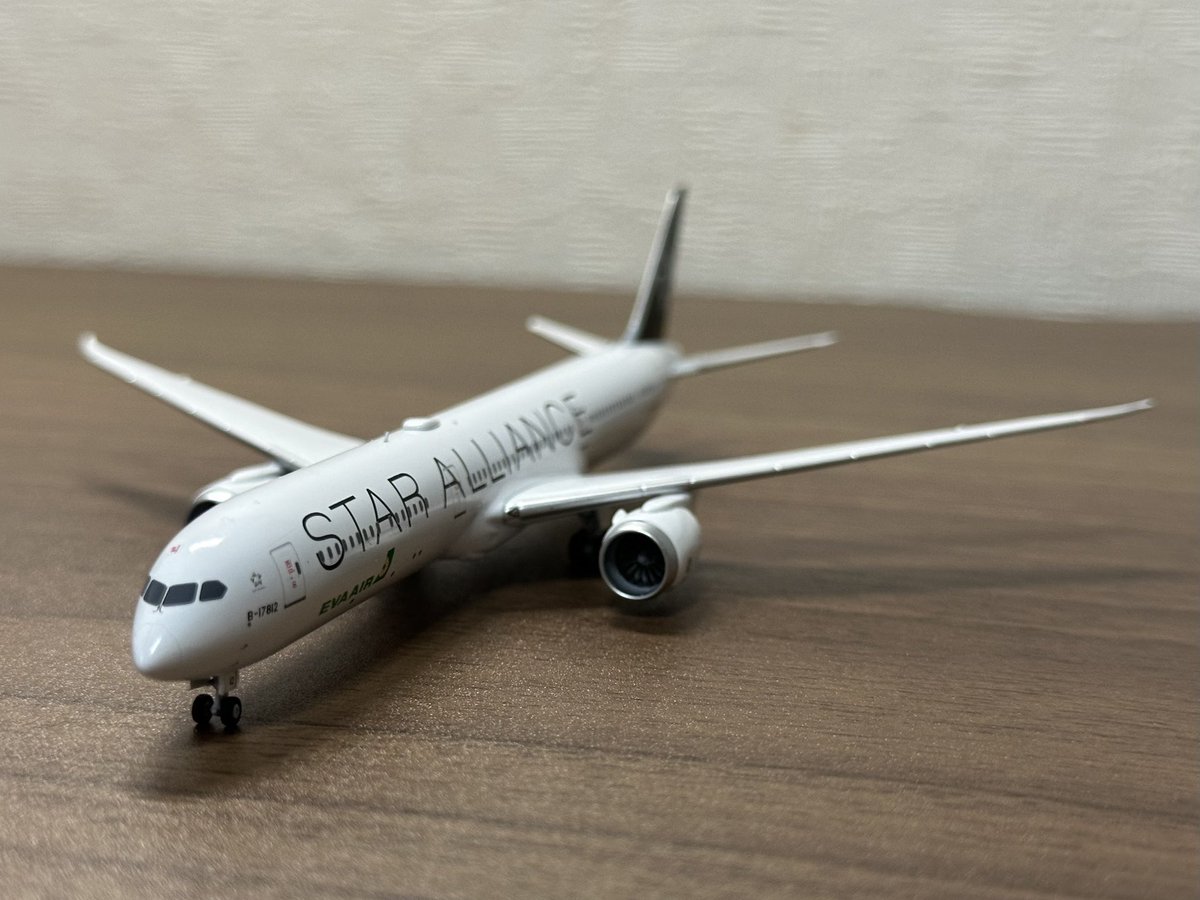 koumei_1993NEXT's tweet photo. しごおわ。
帰宅。ただいま。
一昨日に購入したスタアラ塗装のB787-10🛩
ここでは昨夜とは別の角度からのもの📷
GEnx-1Bエンジンのメーカーロゴは細かく再現されていて良きですね😊
#buynow
#飛行機
#B78710
#B787
#Dreamliner
#EVAAIR
#STARALLIANCE
#NGmodel
#エバー航空
#飛行機好きと繋がりたい https://t.co/noiTsgbCAS