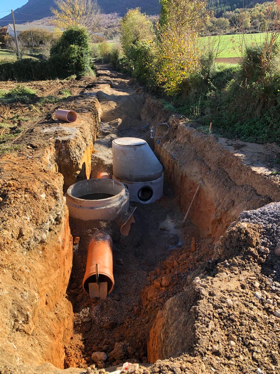 AcoaAke's tweet photo. 🚧 En el #concejo de #Villafria están en plenas obras de mejora de la urbanización del pueblo
 
#PlanForal @Araba #ForuPlana

🏗️ Villafriako #kontzeju|an herri-eremua hobetzeko obrak egiten ari dira

#Bernedo @MontanAlavesa #Alava #Araba https://t.co/IpBCrQyCEk