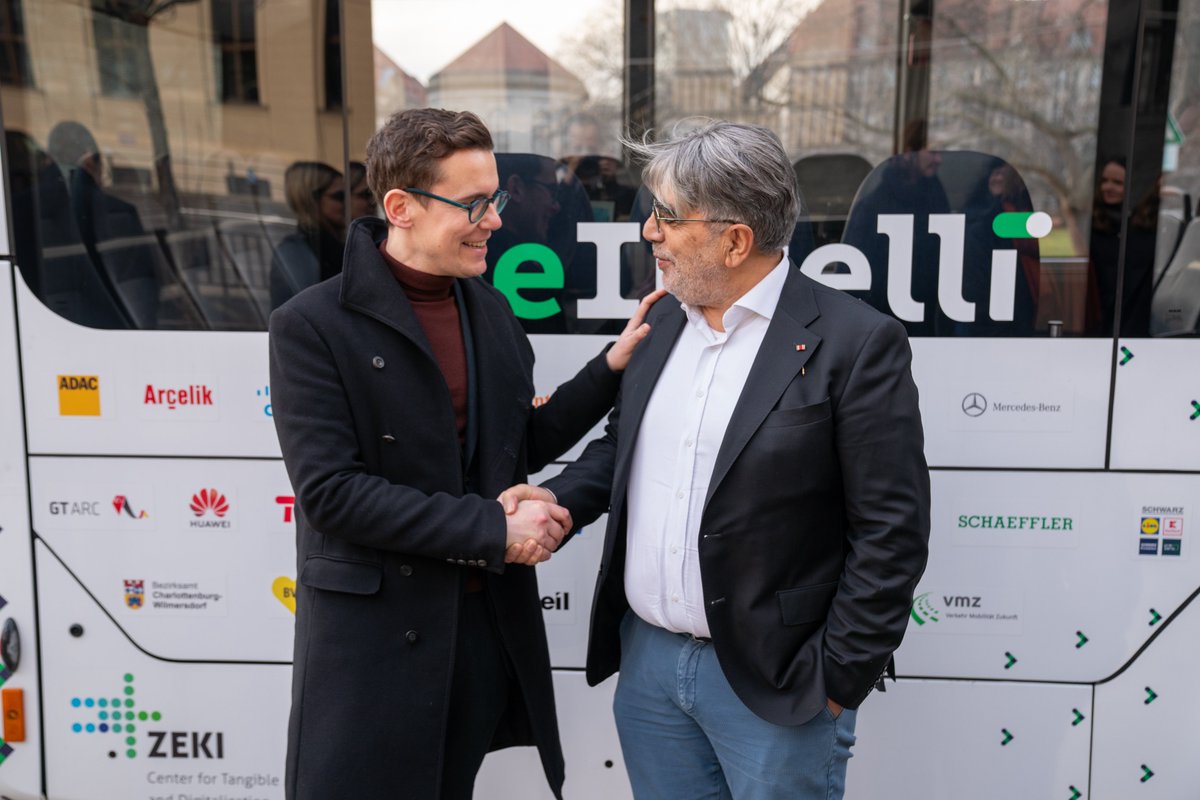 BMV's tweet photo. Ein Linienbus, der seine eigenen Entscheidungen trifft? 🚌Was wie Science-Fiction klingt, hat die @TUBerlin Realität werden lassen und bei uns den ersten autonomen Verkehrsbus vorgestellt. Dieser wurde im Rahmen des vom BMDV geförderten Projekts #BeIntelli entwickelt. 💪