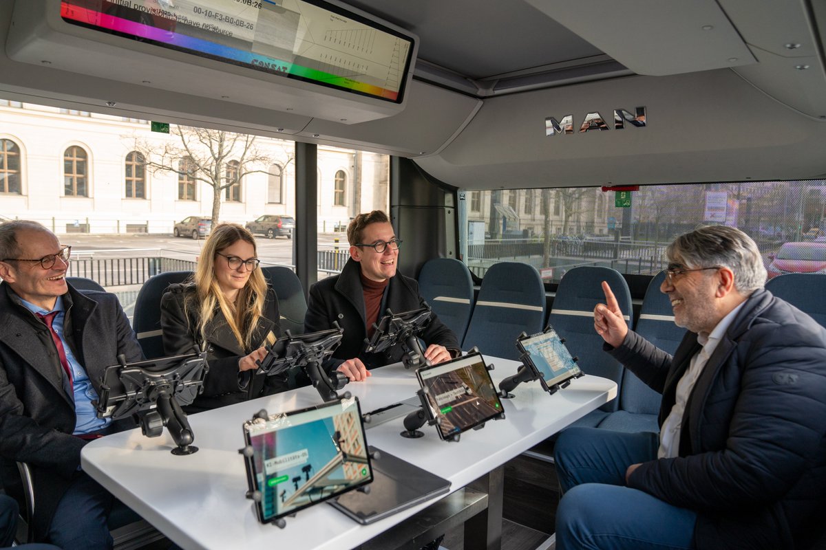 BMV's tweet photo. Ein Linienbus, der seine eigenen Entscheidungen trifft? 🚌Was wie Science-Fiction klingt, hat die @TUBerlin Realität werden lassen und bei uns den ersten autonomen Verkehrsbus vorgestellt. Dieser wurde im Rahmen des vom BMDV geförderten Projekts #BeIntelli entwickelt. 💪