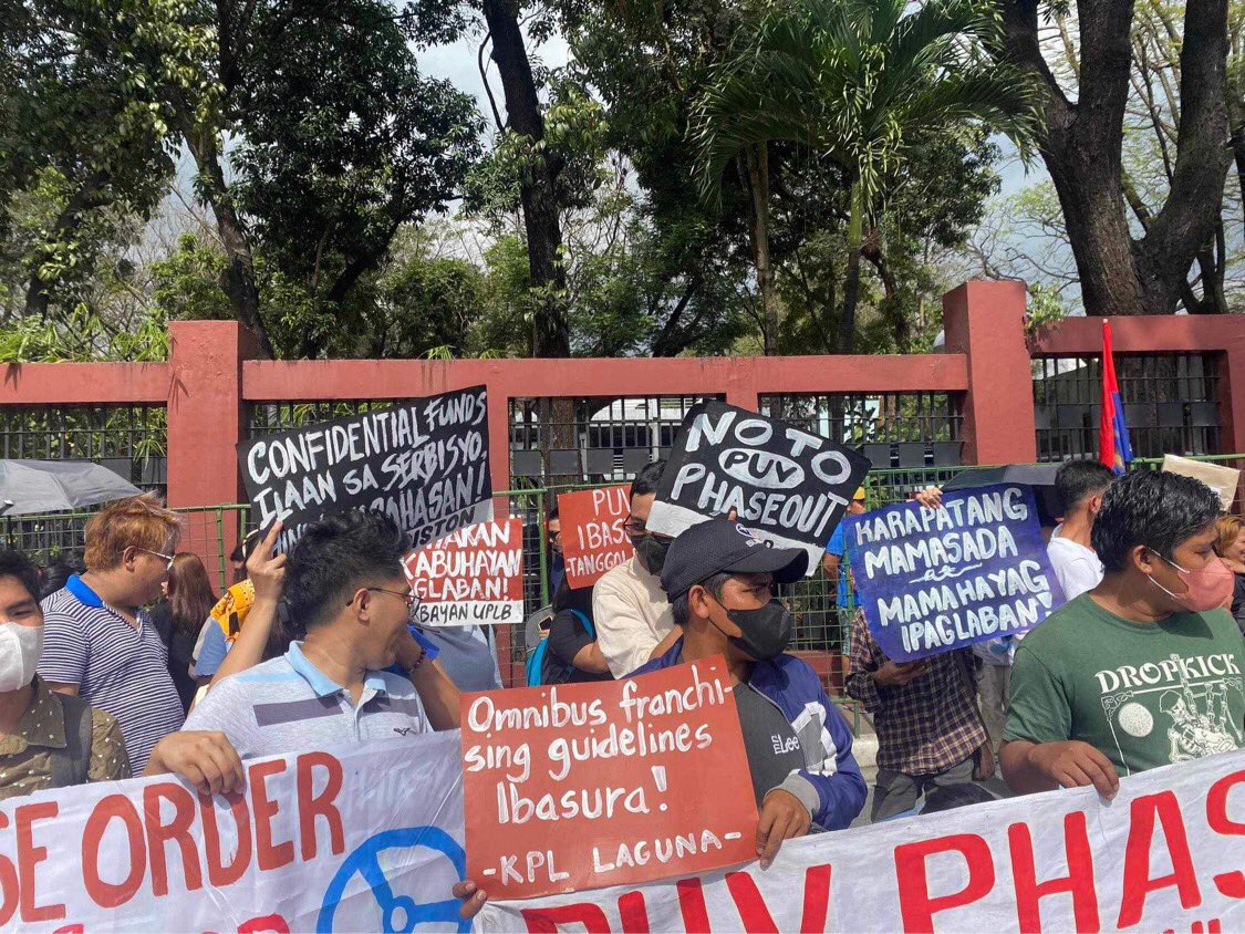 AnakbayanFEU_'s tweet photo. ICYMI: Nakiisa ang mga Tamaraws kasama ang mga iba't-ibang sektor sa tapat House of Representatives kasabay ng nagaganap na hearing, upang idiin ang sigaw ng masa sa tuluyang ibasura ang PUV Modernization program.
#TamarawsFightBack
#NoToJeepneyPhaseout
#NoToPUVPhaseout https://t.co/7VUoUziNK2