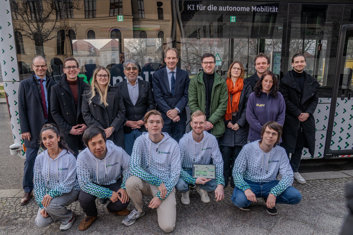 BMV's tweet photo. Ein Linienbus, der seine eigenen Entscheidungen trifft? 🚌Was wie Science-Fiction klingt, hat die @TUBerlin Realität werden lassen und bei uns den ersten autonomen Verkehrsbus vorgestellt. Dieser wurde im Rahmen des vom BMDV geförderten Projekts #BeIntelli entwickelt. 💪