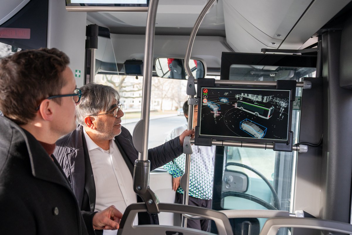 BMV's tweet photo. Ein Linienbus, der seine eigenen Entscheidungen trifft? 🚌Was wie Science-Fiction klingt, hat die @TUBerlin Realität werden lassen und bei uns den ersten autonomen Verkehrsbus vorgestellt. Dieser wurde im Rahmen des vom BMDV geförderten Projekts #BeIntelli entwickelt. 💪