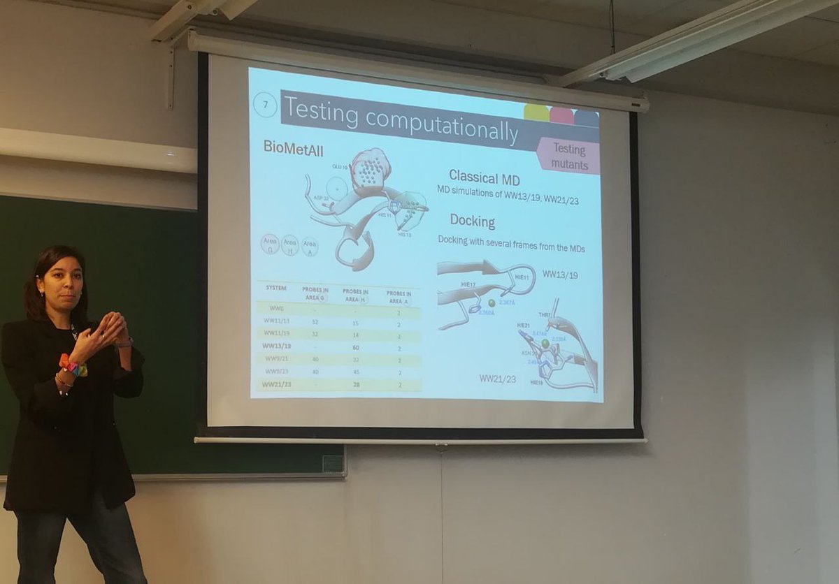 Aquí tenim a la Laura Martínez (<a href="/lauraMChem/">Laura</a>) presentant la seva recerca sobre el disseny de metal.lopèptids a la #XIIITrobadaSCQ de la <a href="/scq_iec/">Societat Catalana de Química</a>. 👏👏👏