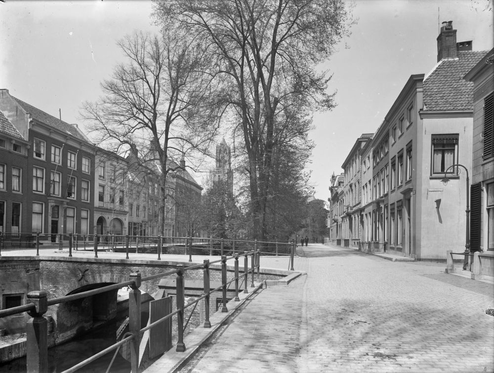ZowasUtrecht's tweet photo. De gracht en altijd weer de gracht maar langs' bedenkt hij wrevelig. Citaat uit: 'Gymnasium en liefde' uit 1935 van Kees Crone (1914 - 1951) | Schrijver van droevige, weemoedige in het Utrecht van de jaren dertig gesitueerde verhalen #nieuwegracht #ccscrone 1/2 https://t.co/ZuKEkfKDtf